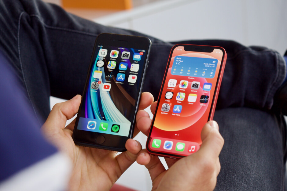 مقارنة بين Apple iPhone 12 mini و iPhone SE (2020)