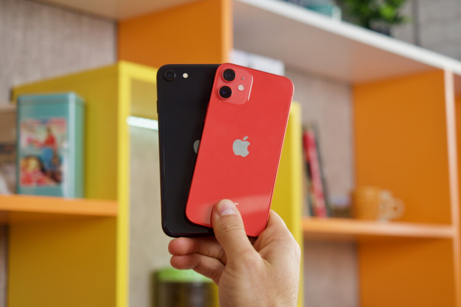 مقارنة بين Apple iPhone 12 mini و iPhone SE (2020)