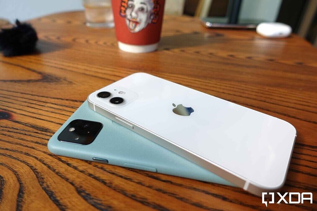 هواتف Pixel 5 و iPhone 12