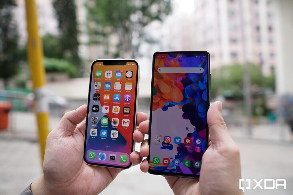Apple iPhone 12 و Samsung Galaxy S20 FE في متناول اليد بجانب بعضهما البعض