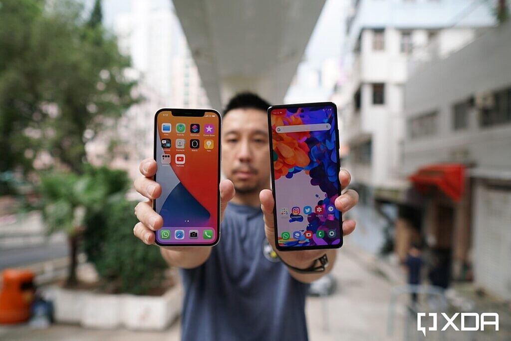 شاشة Samsung Galaxy S20 FE مقارنة بشاشة Apple iPhone 12